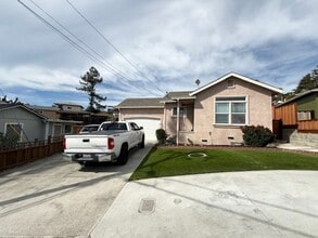 Building Photo - San Leandro Remodeled 3 bed, 2 bath Cul-de-Sac, Dogs OK,