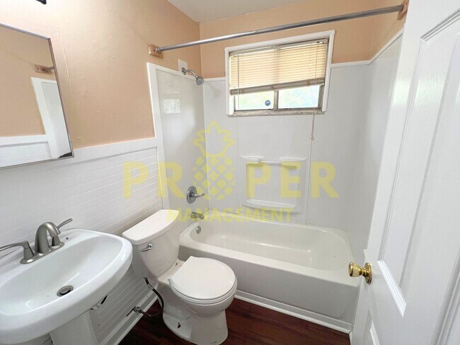 Building Photo - 2 bedrooms 1 bathroom house