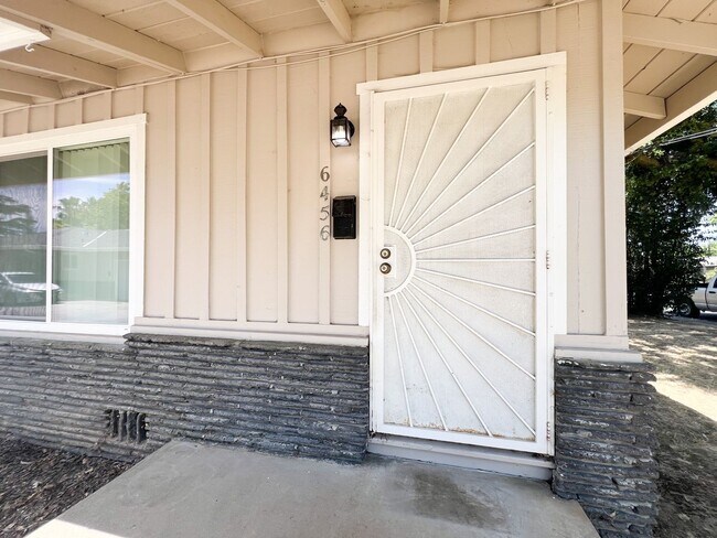 Building Photo - Inviting Duplex Just 5 Minutes from Sac State