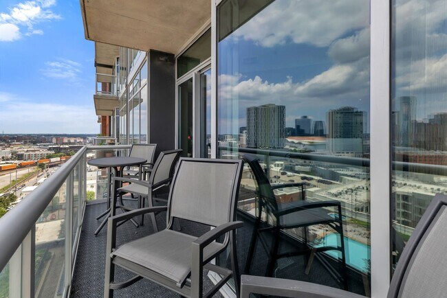 Building Photo - Fully Furnished 15th Floor Condo At Icon I...