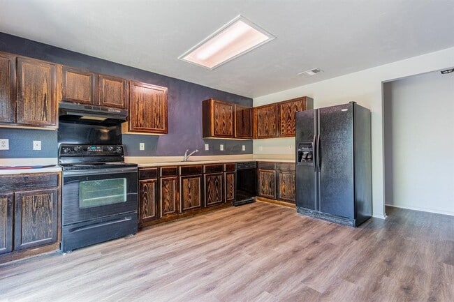 Building Photo - 1422 Meadow Pkwy