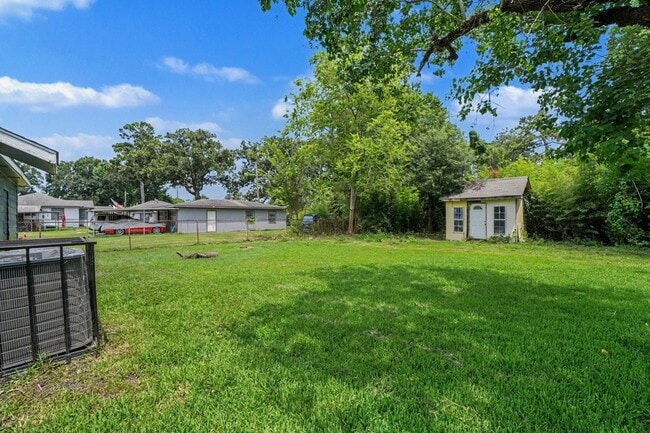Building Photo - 8433 Woodlyn Rd