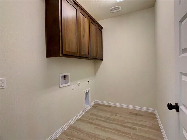 Building Photo - 2304 La Mirada St