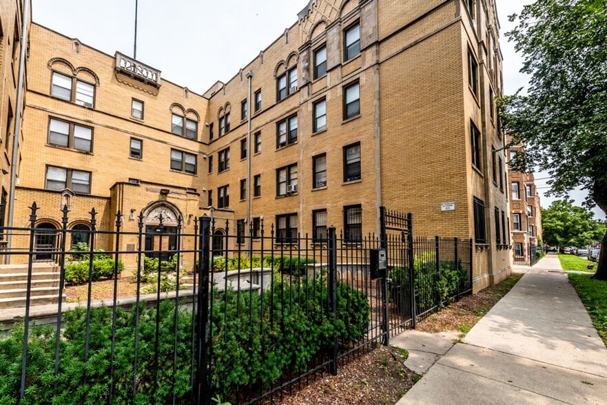 Building Photo - 1734 E 72nd St Chicago, IL 60649