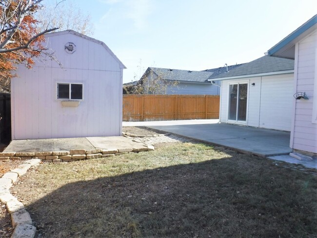 Building Photo - Charming 3 be 2 bath home on a corner lot,...