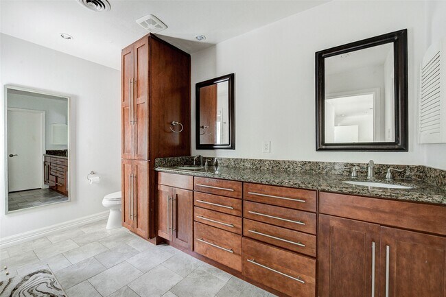 Building Photo - 201 Vanderpool Ln