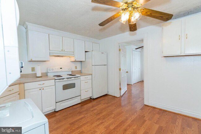 Building Photo - 481 Millville Rd