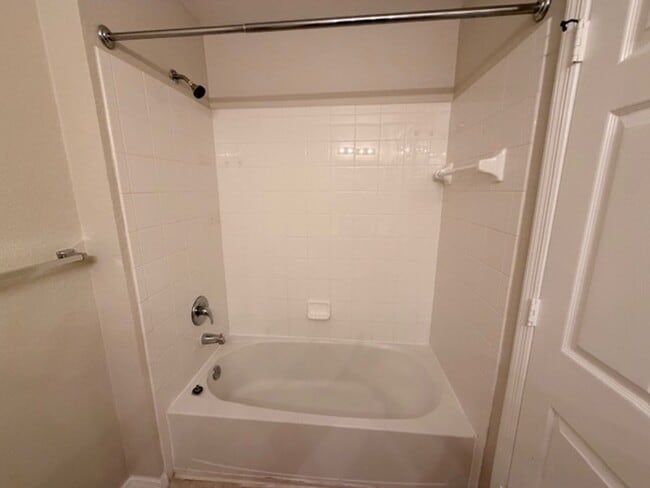 Building Photo - 3 bed 2 bath Townhome in Resort Style Community Near The Loop