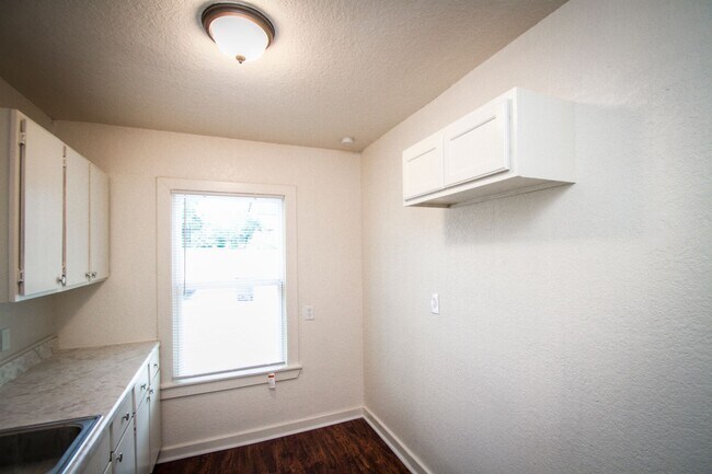Building Photo - 934 Poinsettia St