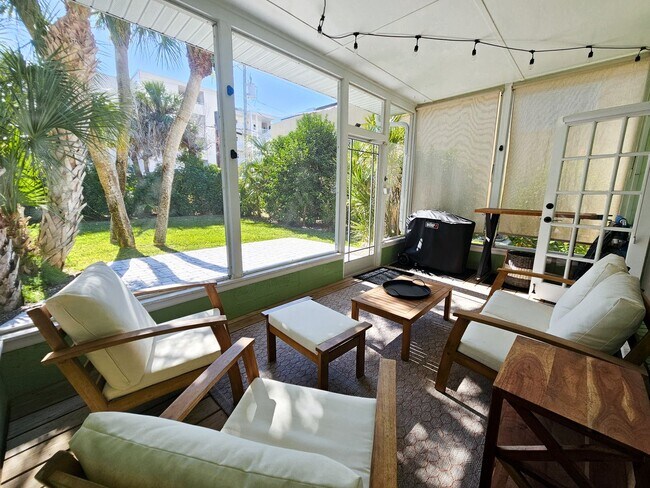 Building Photo - Seasonal Short-Term Venice Island Townhouse Steps from Venice Beach!