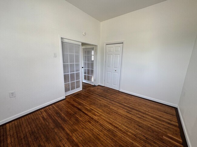 Building Photo - Near Westside 4 Bedroom 2 Bath