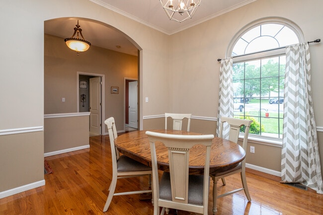 Building Photo - 613 Adens Woods Ct
