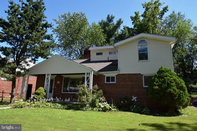 Building Photo - 1507 Oakview Dr
