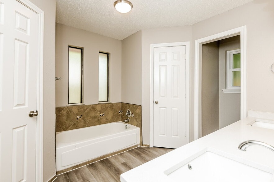 Building Photo - 1913 Green Willow Dr