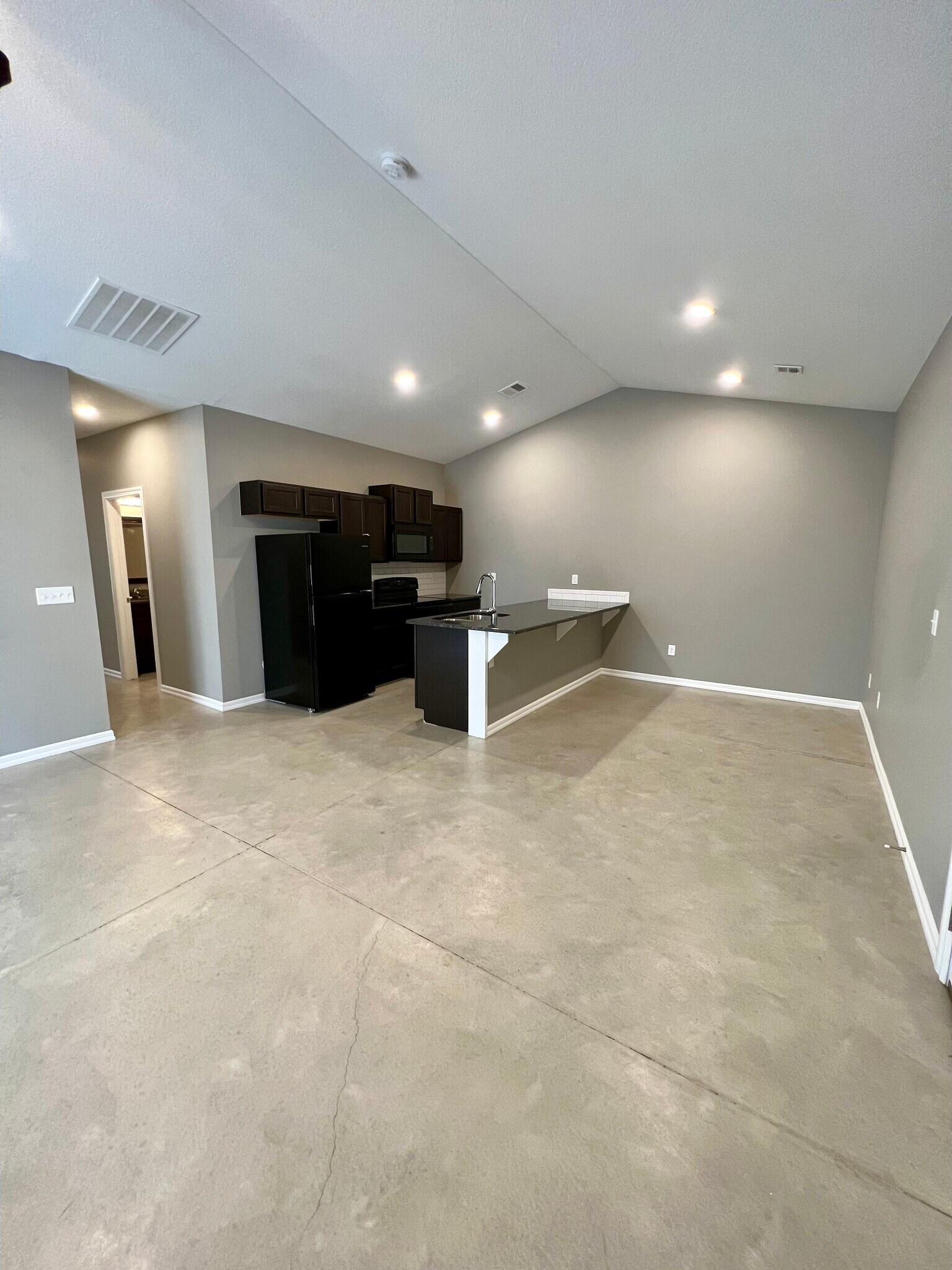 Building Photo - 4801 N Hillside Ct