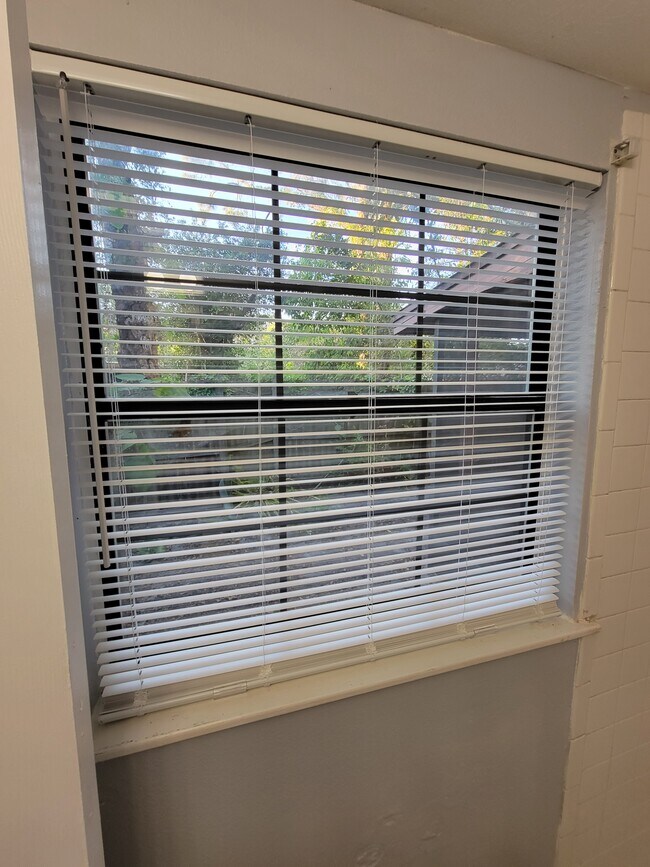 Building Photo - 4846 Royal Palm Ave