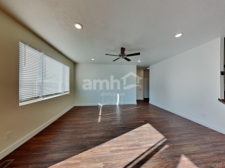 Building Photo - 1279 N Wagon Wy