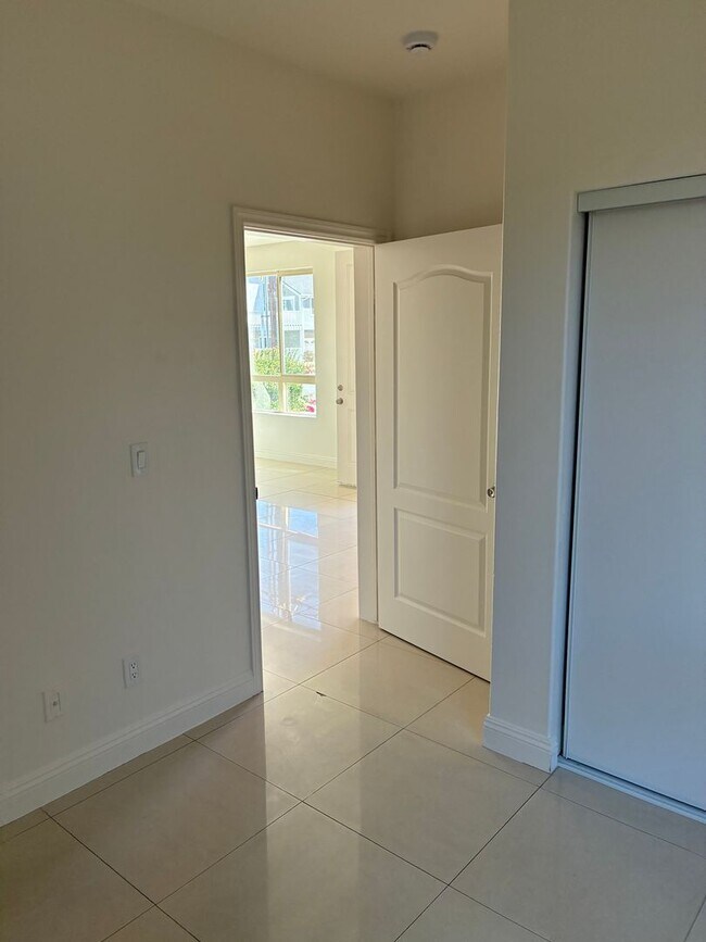 Building Photo - 9619Long