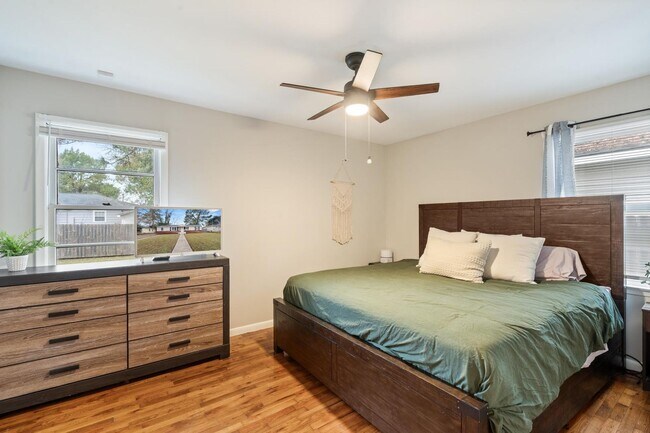 Building Photo - Charming 3BR Home + Bonus Room Near Downtown Savannah & Tybee Island