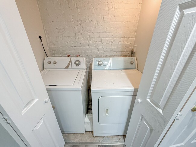 Building Photo - STUNNINGLY RENOVATED 5BR/2BA END UNIT ROW ...