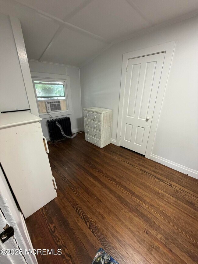 Building Photo - 406 Lake Dr