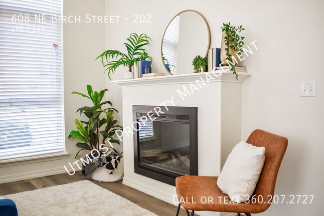 Building Photo - $500 Off First Month's Rent Newer Downtown...