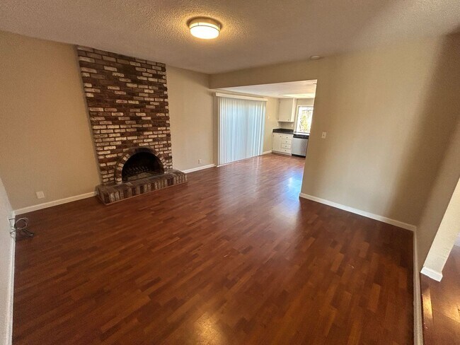 Building Photo - Charming 3-bedroom, 2-bath Single Story An...