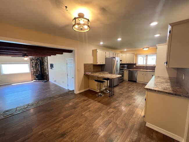 Building Photo - 5 bedroom 3 bathroom home for rent