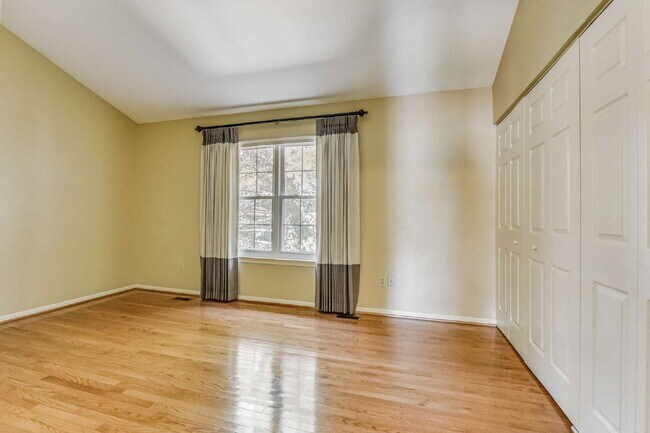 Building Photo - Modern Comfort and Convenience Await