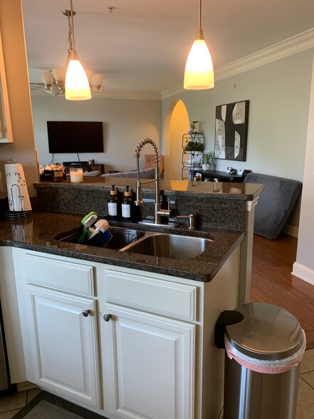 Kitchen - 2000 Belle Isle Ave