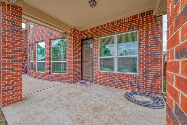 Building Photo - 25719 Oakwood Knoll Dr
