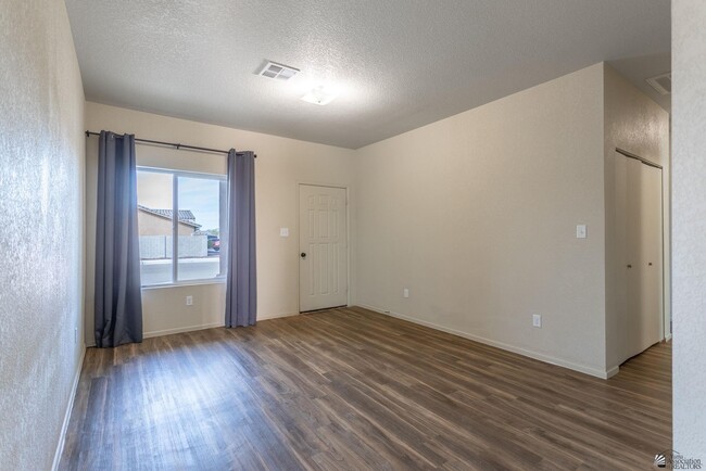 Building Photo - 4309 S Ponderosa Trl