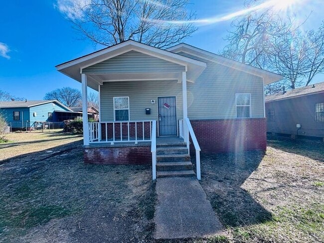 Primary Photo - Charming 4-Bedroom Home in a Convenient Lo...