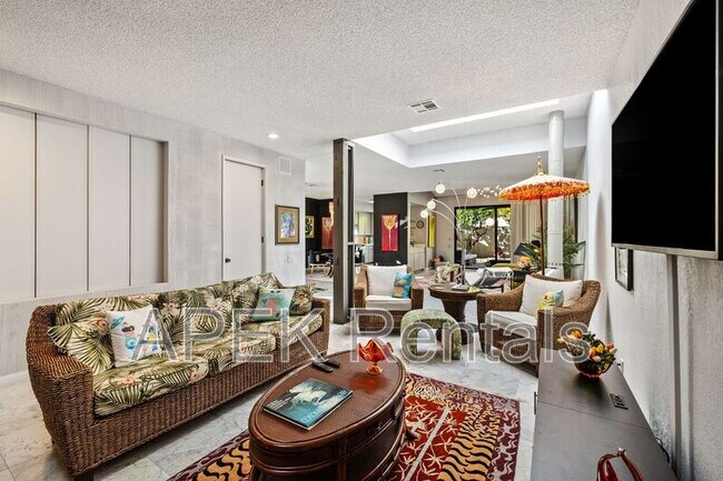 Building Photo - 1317 E Amado Rd