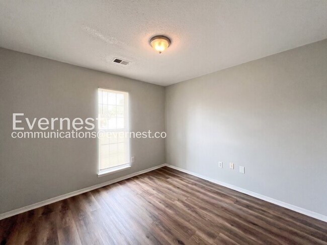 Building Photo - 3400 Laurelwood Dr