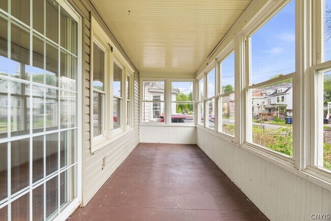 Building Photo - 122 Putnam St