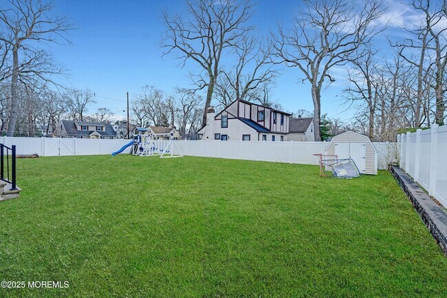 Building Photo - 450 Wells Ave