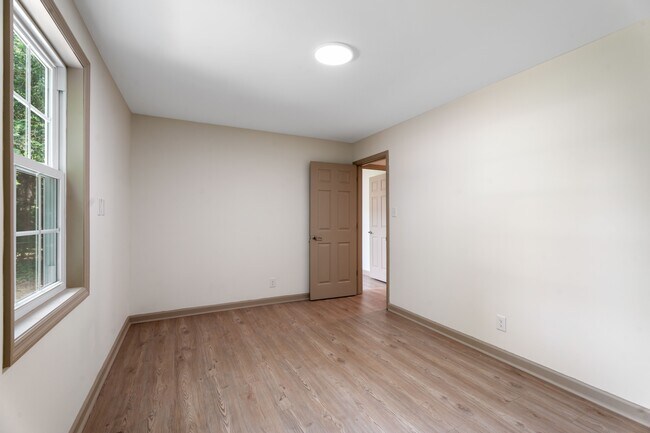 Building Photo - 404 S Audubon Ave