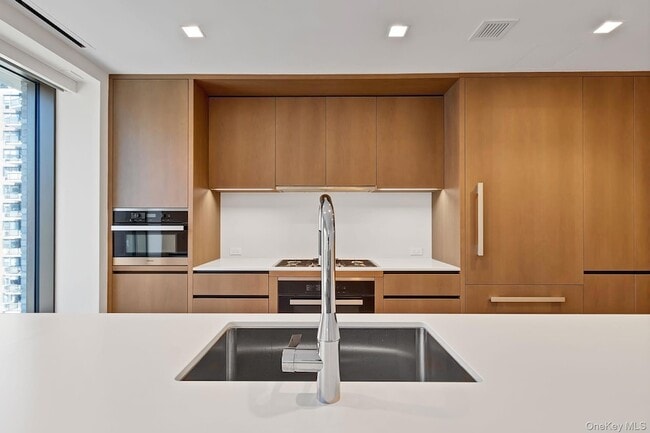 Building Photo - 200 E 21st St