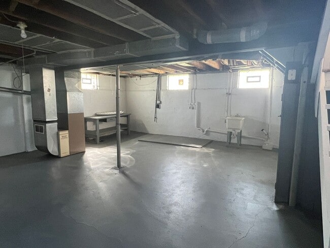 Building Photo - 625 Churchill Rd