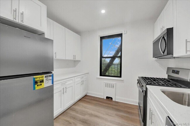 Building Photo - 3840 Greystone Ave