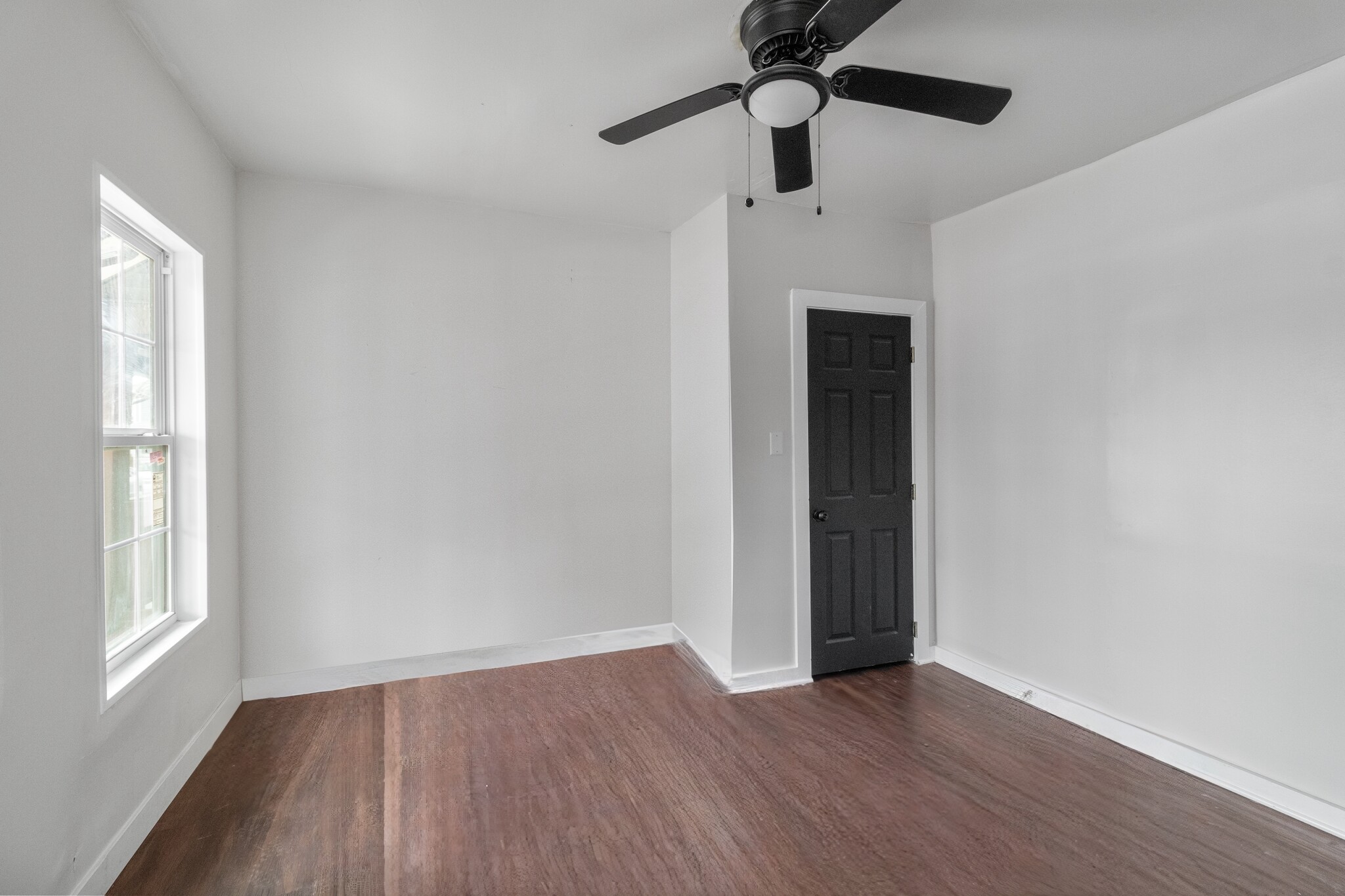 Building Photo - 3312 E 9th St