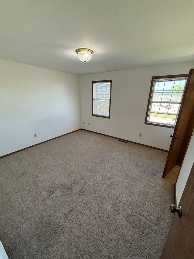 Building Photo - 510/512 Pheasant Drive