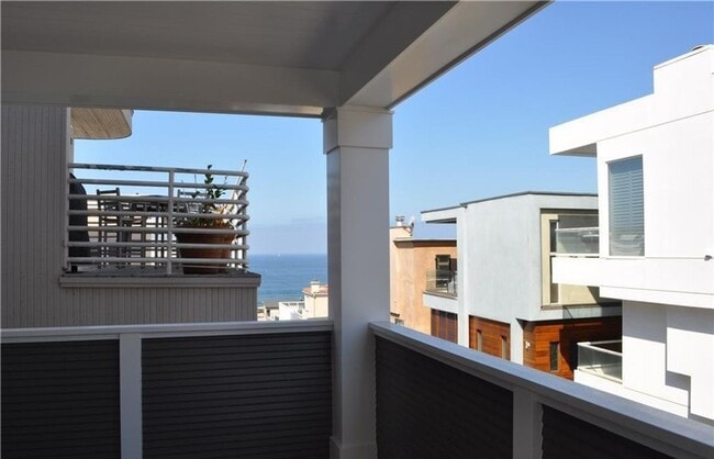 Building Photo - Steps to the Beach!