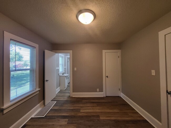 Building Photo - 2 Bedroom, 1 Bathroom home!