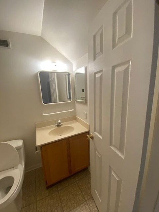 Building Photo - Two Bedroom Three Bathroom Condo in Hollan...