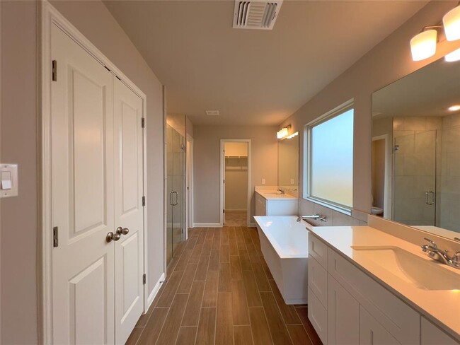 Building Photo - 208 Comet Pointe Dr
