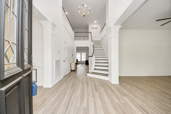 Building Photo - 7130 Glenwood Dr