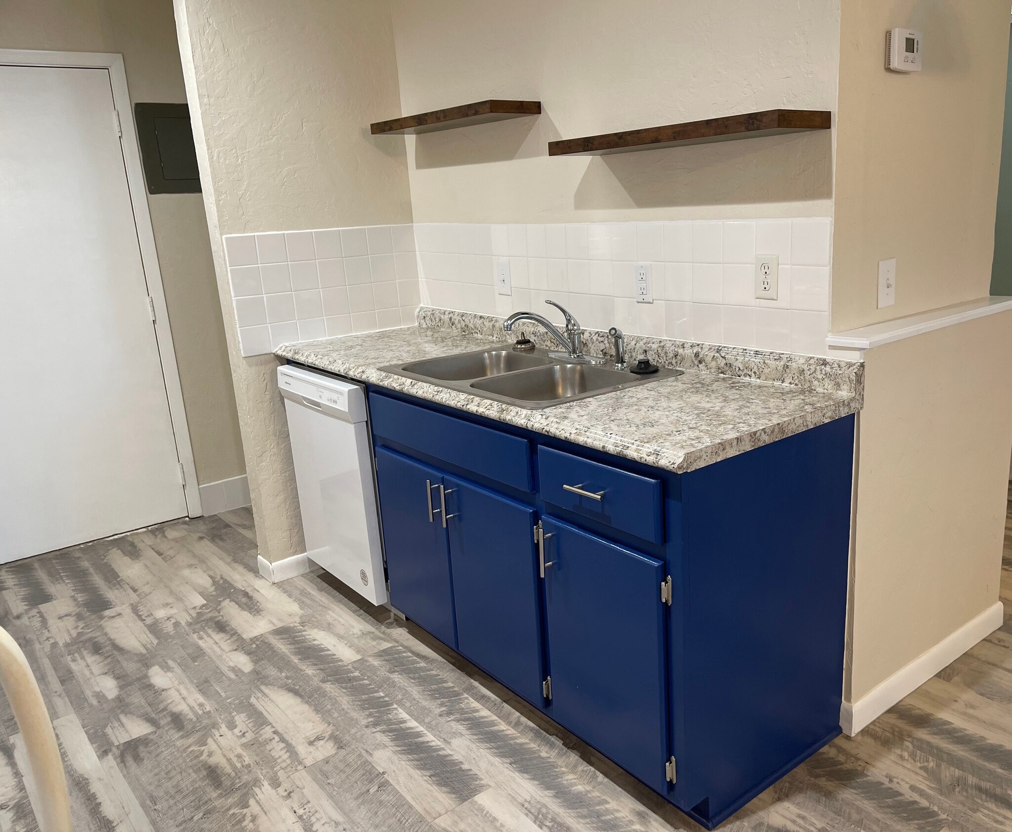 Sink and diswasher - 819 E Lindsey St