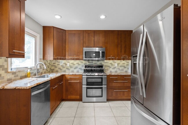 Building Photo - 438 Bush Dr